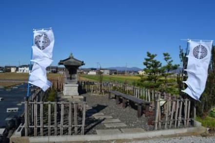 2本の白い旗が風になびく、大谷吉継の首塚の写真