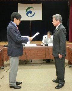 白石会長から、松宮議長へ答申の場面写真