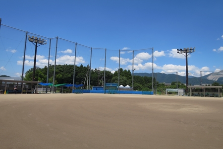 山東グラウンドと青空