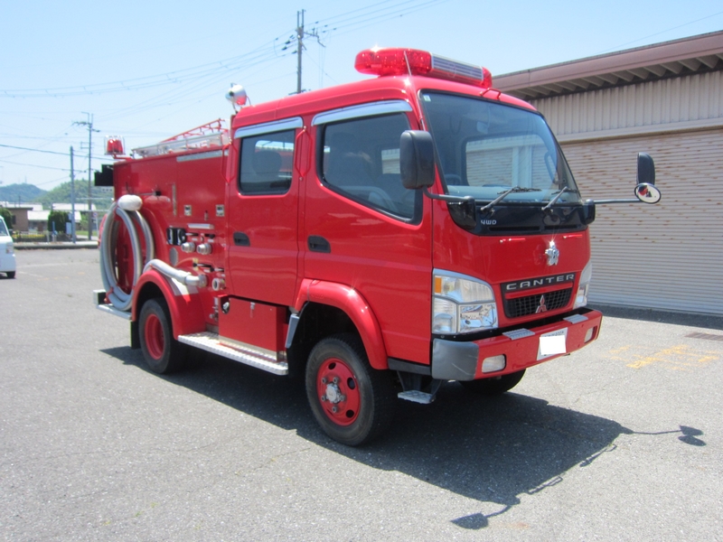物件番号2消防ポンプ車外観右前方から全体を写した画像
