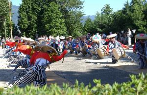 朝日豊年太鼓踊で奉納の踊りを披露する様子