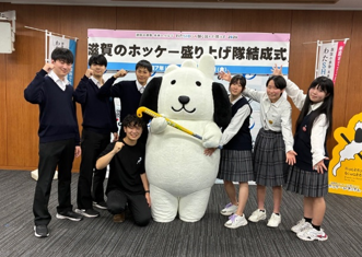 滋賀のホッケー盛り上げ隊のメンバーらの写真(びわけんと地元高校生ら)