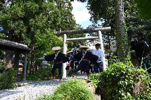 足をけり上げながら神社を出発する様子