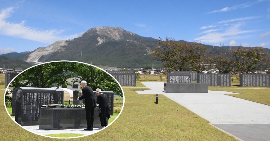 平和の礎全景と戦没者遺族による献花の様子の組写真