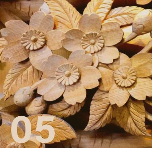 唐茶色をイメージさせる木彫の花、葉っぱ、実