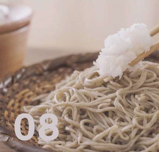 銀白色をイメージさせる伊吹そば
