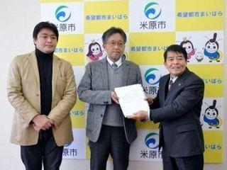 市長に答申を提出する岩崎委員長と高柳副委員長の写真