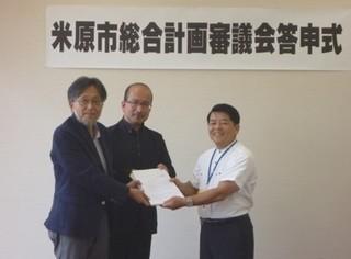 平成28年市長へ答申書を手渡す岩崎会長（左）と鵜飼副会長（中）の様子の写真