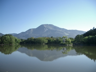 伊吹山と三島池の写真