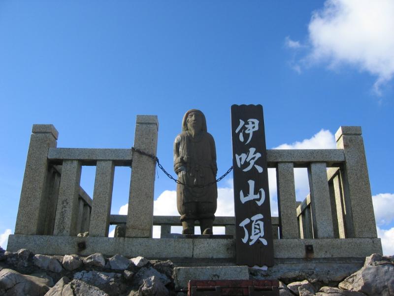 伊吹山山頂に立つヤマトタケル像の画像