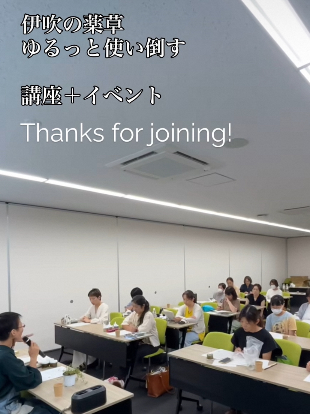 男の子が指輪作りで道具を使って金属を曲げていてをそれを手助けしているスタッフの写真