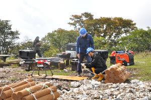 運搬用ドローンを用いた資材運搬の写真