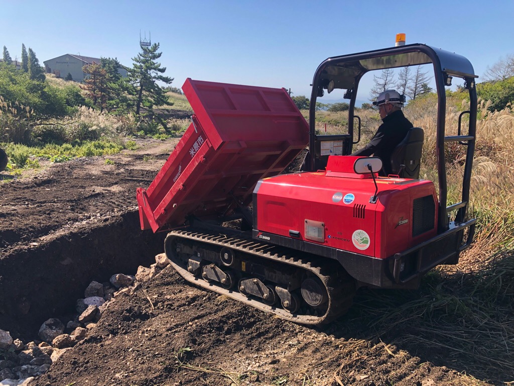 クローラ運搬車による作業の様子