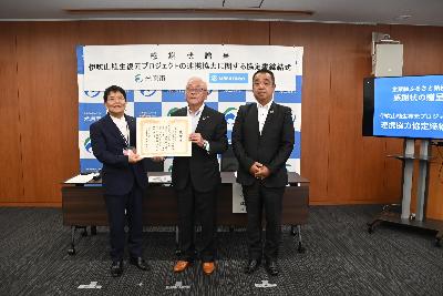 滋賀特機株式会社へ企業版ふるさと納税を通じた寄付による感謝状の贈呈時の写真