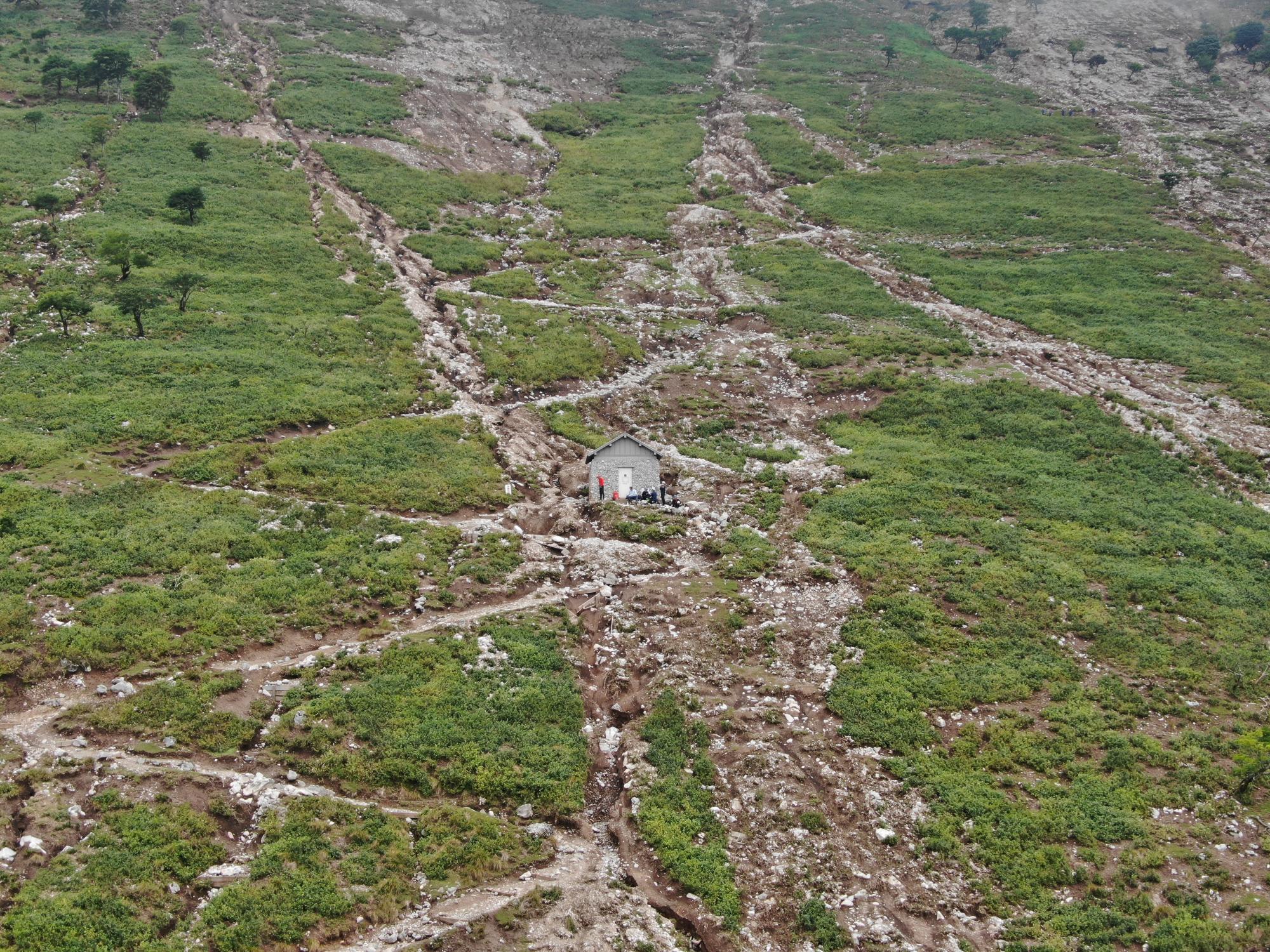 2023年8月18日撮影の6合目避難小屋付近の登山道崩壊の様子