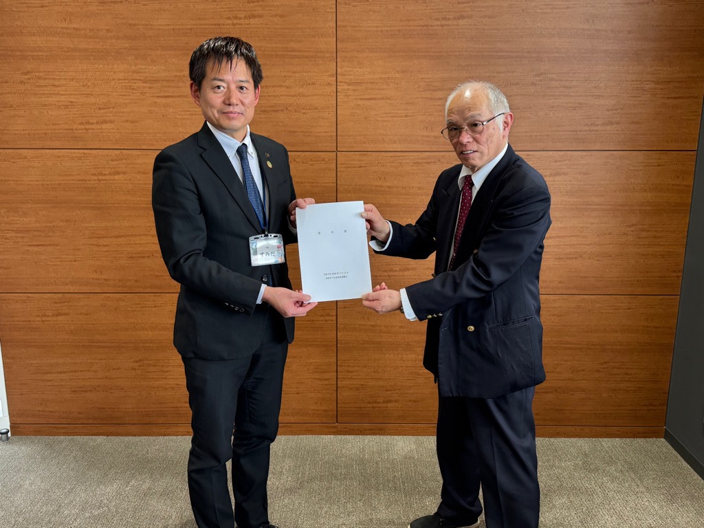 下水道事業審議会会長から市長に答申書を手渡しする様子