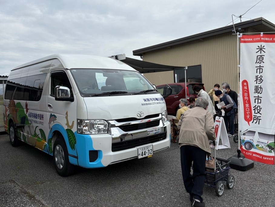 移動市役所地域巡回の様子。多くの市民が並んで待っている様子。