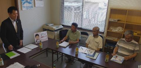 部屋で志賀谷自治会役員の皆さまと、地域の課題や今後のまちづくりについて意見交換、協議を行っているようすの写真