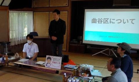 プロジェクタースクリーンが後ろにあり、長机で囲んで話し合いをされているようす