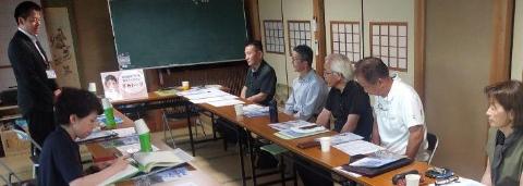 和室にて伊吹自治会役員の方々と意見交換を行い、市長が立ってお話されているようす