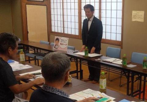 和室にて市場自治会役員の方々と意見交換を行い、市長が立ってお話されているようす