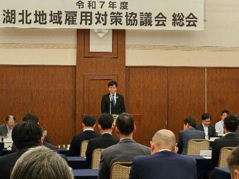 壇上で挨拶をされている市長の写真