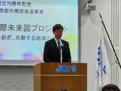 壇上で挨拶をされている市長の写真