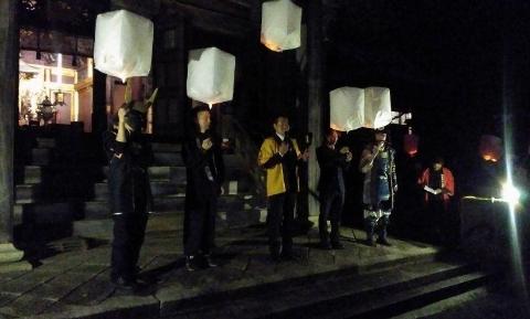 ランタンを離し浮かべているようす