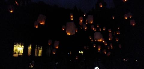 たくさんのランタンが浮いている写真