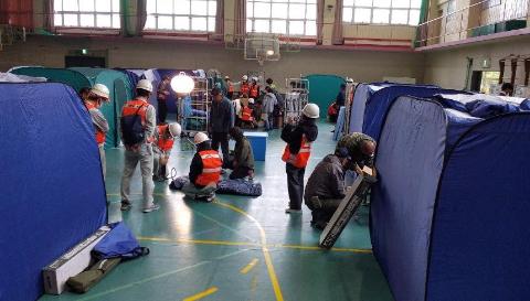 防災テントを組み立てているようす