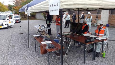 対策本部にて待機しているようす