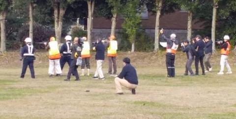 クマに向けて猟銃を向けている猟師の写真、これらは訓練です。