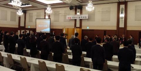 会場の様子の写真。左にはプロジェクタースクリーンがある。