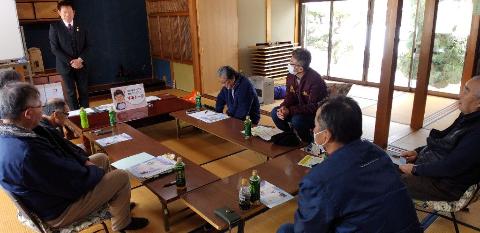 自治会との意見交換をする米原市の角田市長