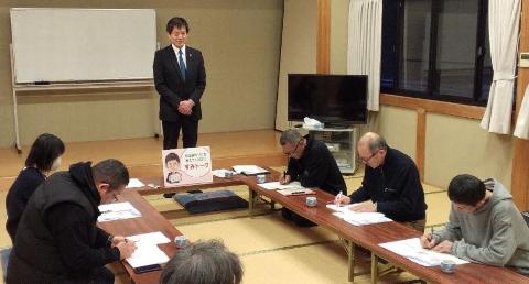 自治会との意見交換会で意見を交わす角田市長の写真