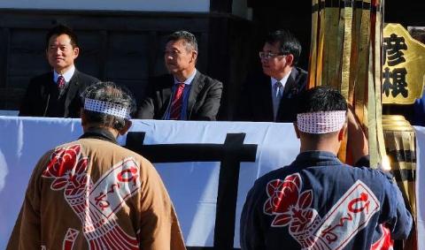 城まつりパレードのようすを拝見されている市長の写真