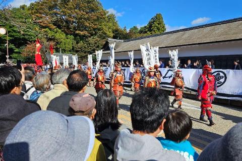 甲冑を来た兵が練り歩いているようすの写真