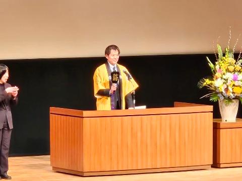 壇上で挨拶をする市長の写真