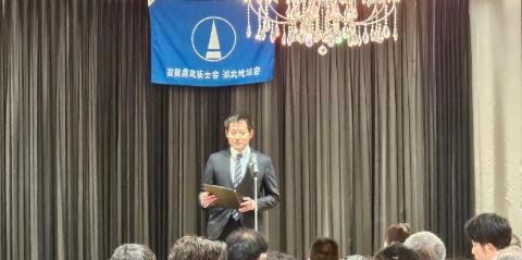 滋賀県建築士会湖北地域会の新年会で挨拶をする米原市角田市長