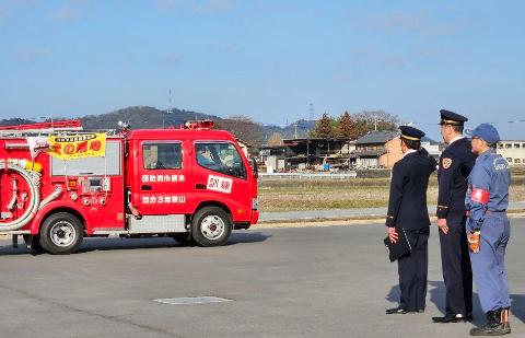 米原市消防団春季火災予防パレード出発式で出動する車両を見送る角田市長の写真