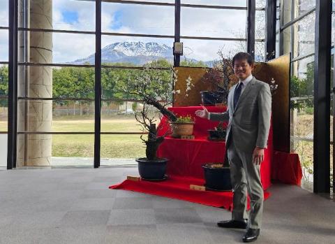 伊吹盆梅展を視察する角田市長の写真