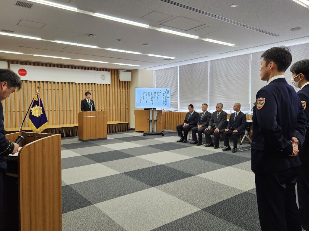 職員の皆さまに挨拶の言葉を申し上げているようすの写真