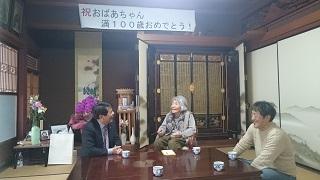 和田むめ様への100歳敬老祝い訪問の様子の写真