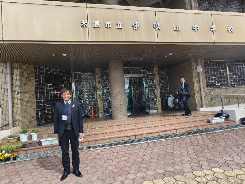 伊吹山中学校の校舎前での記念撮影