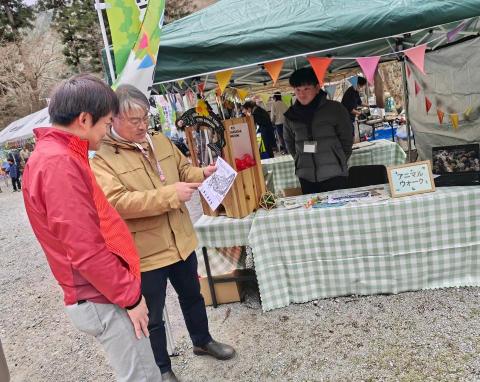 テナント前でイベントに参加されてる男性のお話を聞いている市長の写真