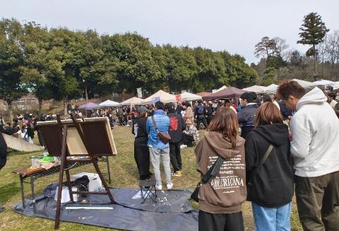 イベント会場でさまざまなテナントが設置されており賑わっているようすの写真
