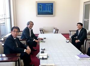 JR西日本とJR東海の両労働組合の執行委員長との意見交換する様子の写真