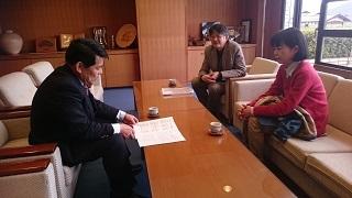米原芸術協会の川崎浩理事長と志津野さんの表敬訪問の様子の写真