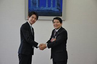 国際協力機構（JICA）の青年海外協力隊の堀井大輔さん表敬訪問の様子の写真