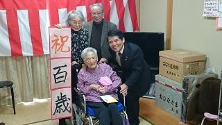 岡崎清子様への100歳敬老祝い訪問の様子の写真